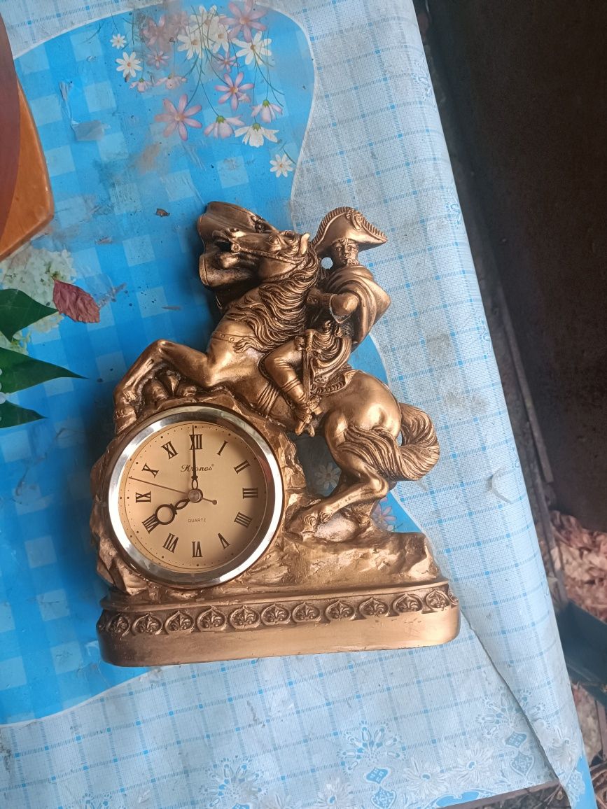 Часы настенные, статуэтки разные и