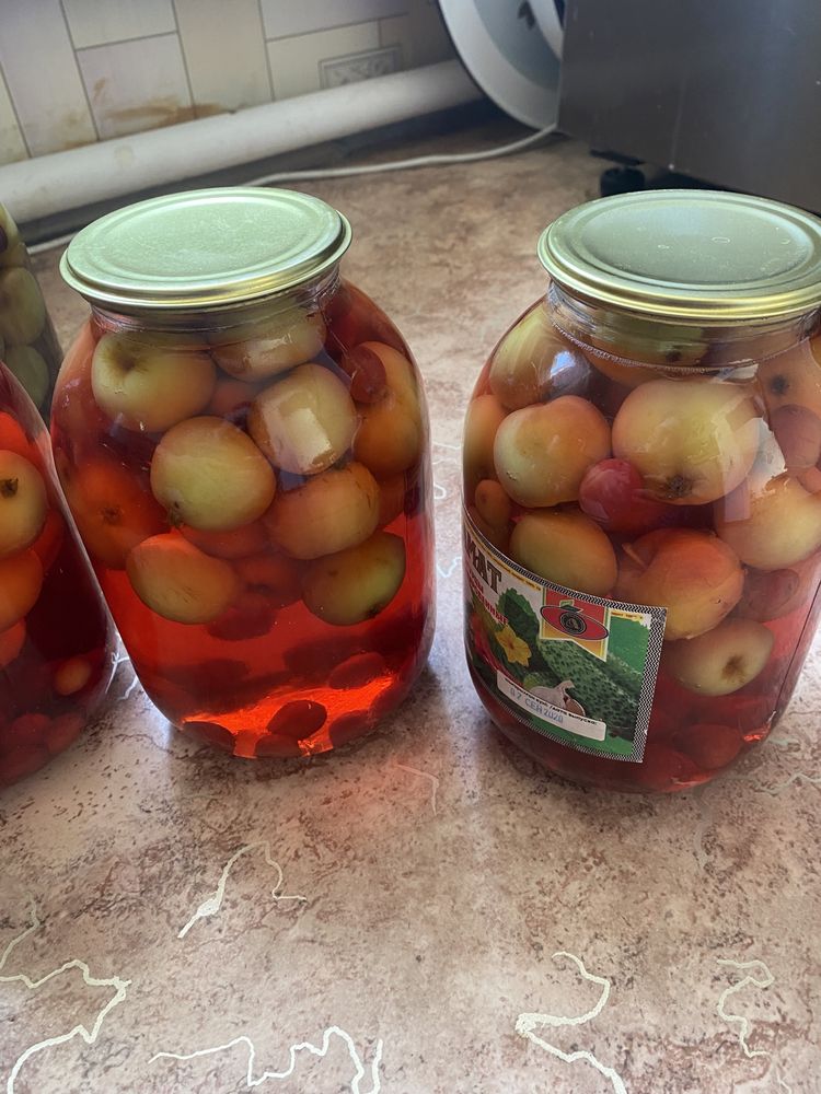 Продам компот 2 литровые из яблони и вишни