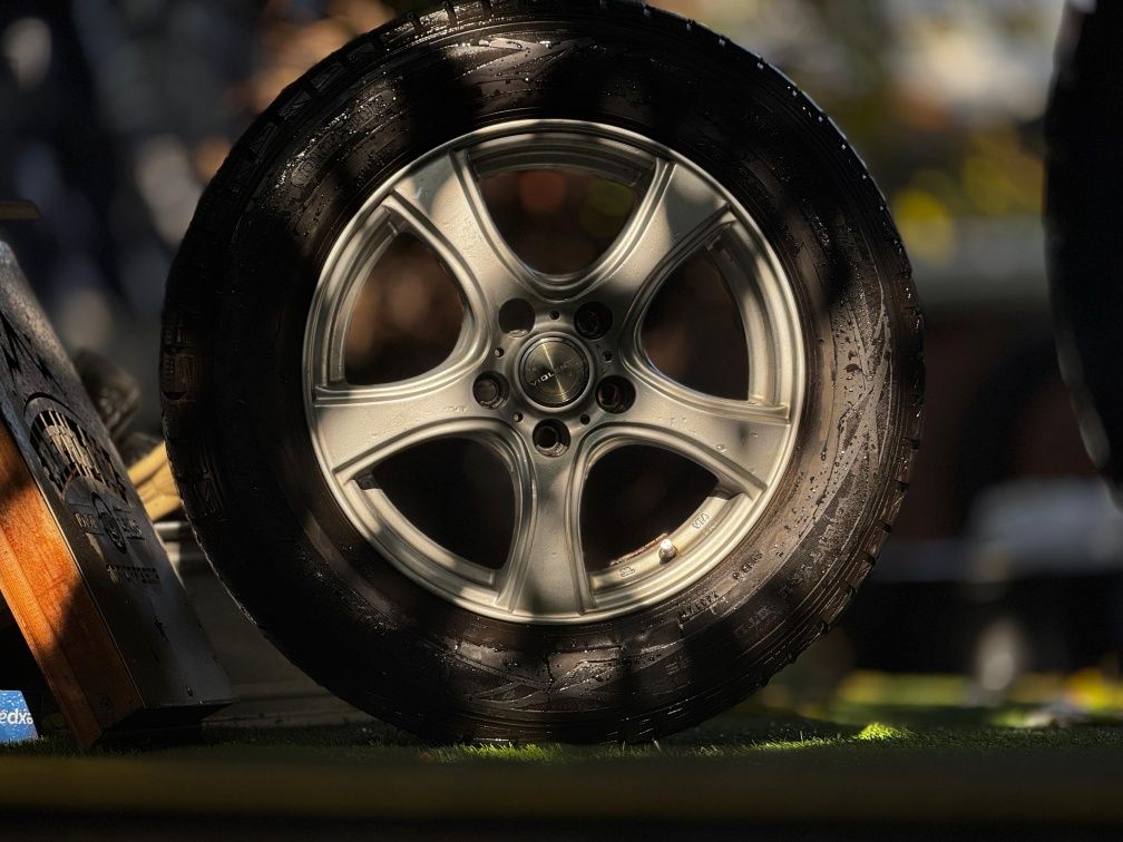 215-65-R16 комплект зимних шин TOYOTA