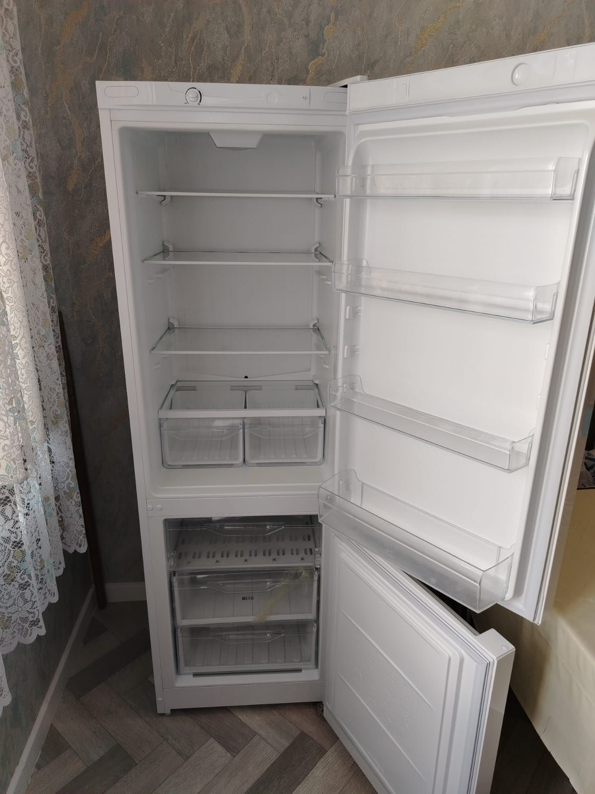 Продам холодильник Indesit как новый