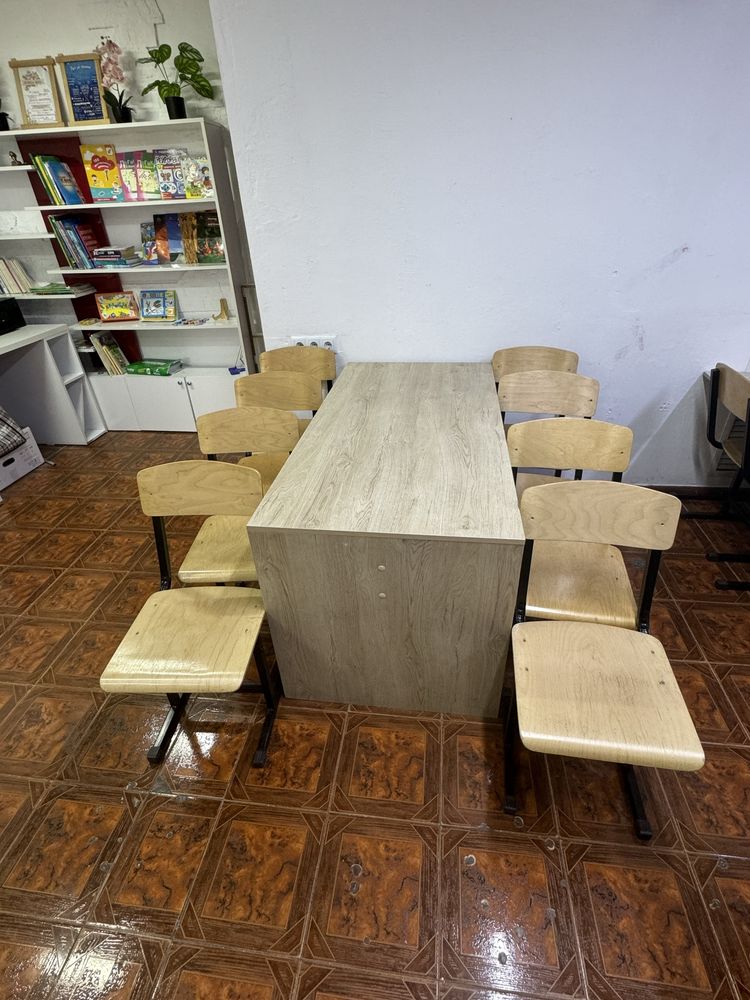 Продается 2 стола , и 8 стульев отдельно