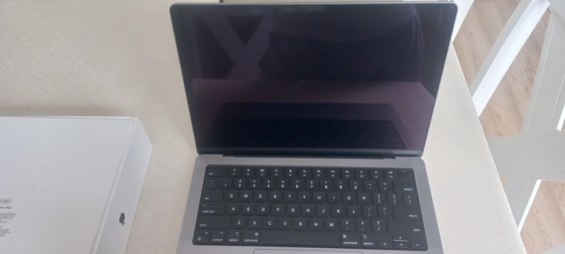 MacBook Pro 14 новый (торг уместен)
