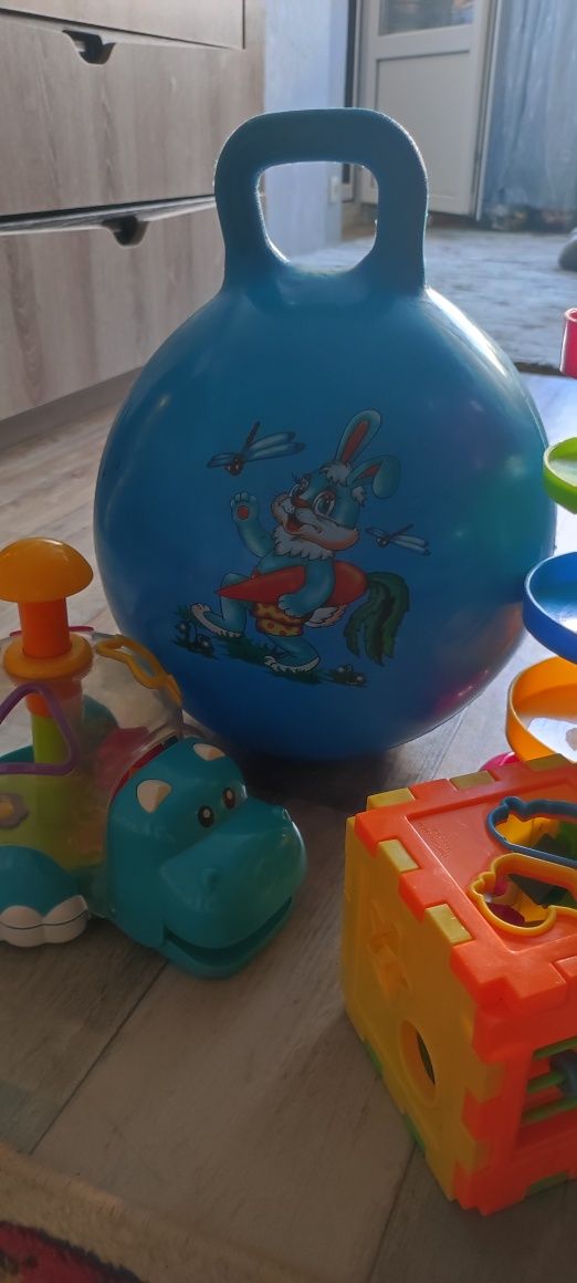 Игрушки развивающие и мяч прыгун