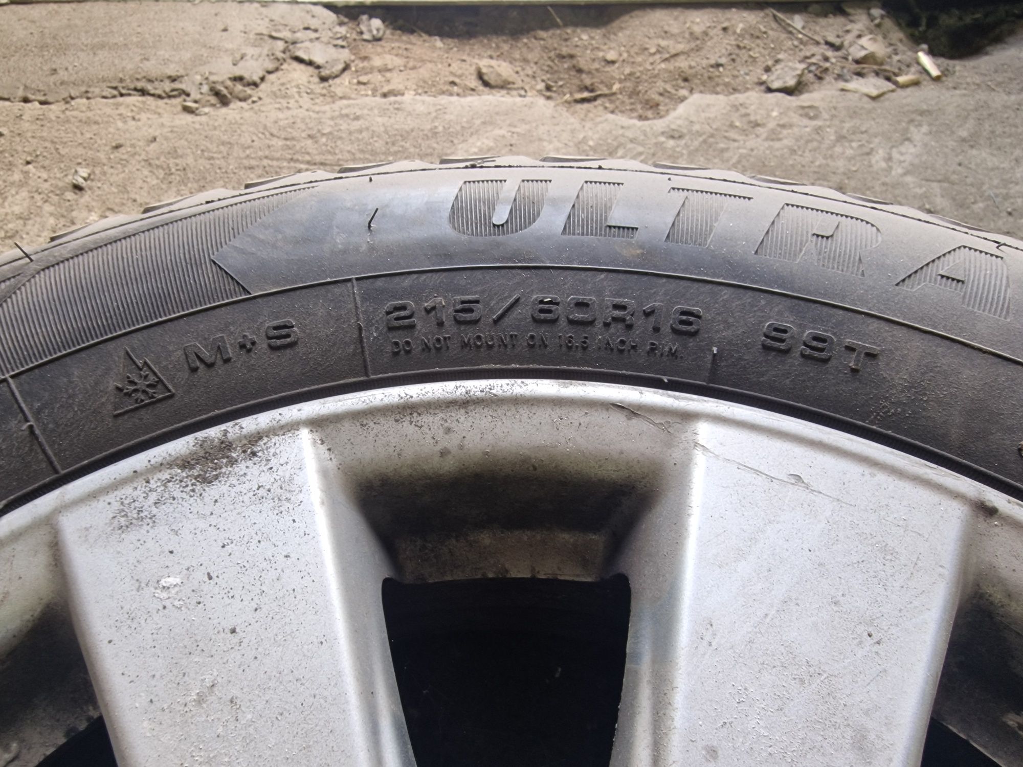 Продам шину шипованную  резину зима 215/60/16