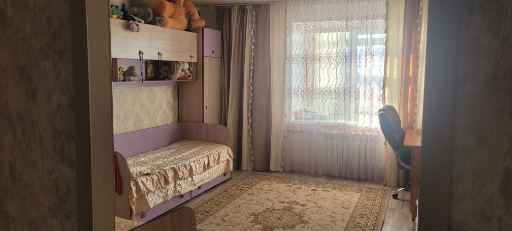 Срочно продам 2 х комнатную квартиру. 4 микрорайон 35 дом.