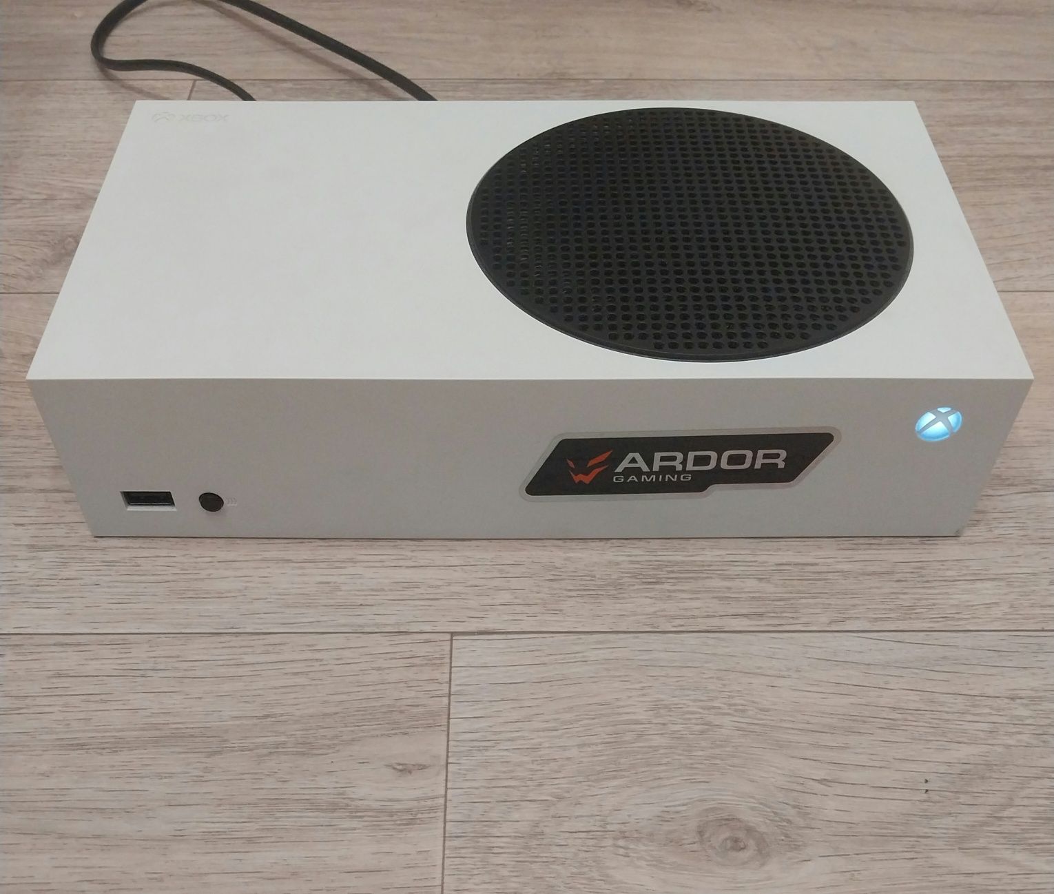 Xbox Series S с двумя геймпадами