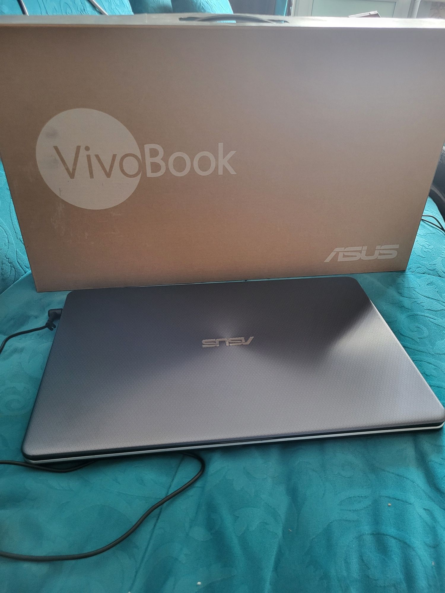 Ноутбук ASUS с коробкой