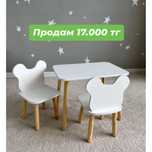 Детский стол,с доской,и кушетка