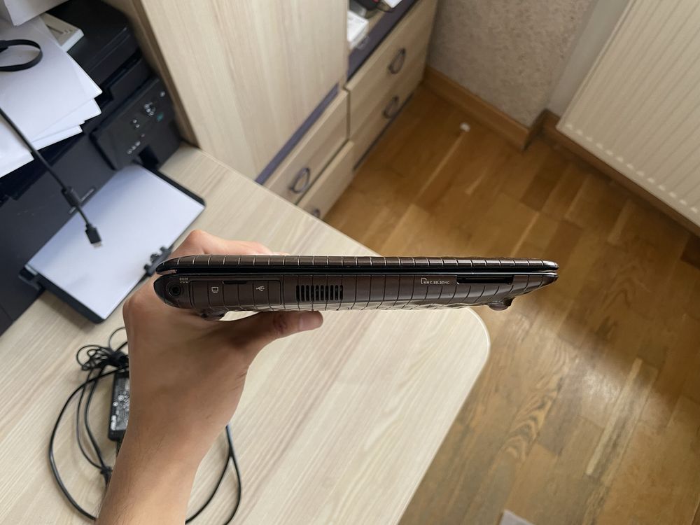 Ноутбук нетбук ASUS Eee PC 1008P дизайнерская версия от Карима Рашида