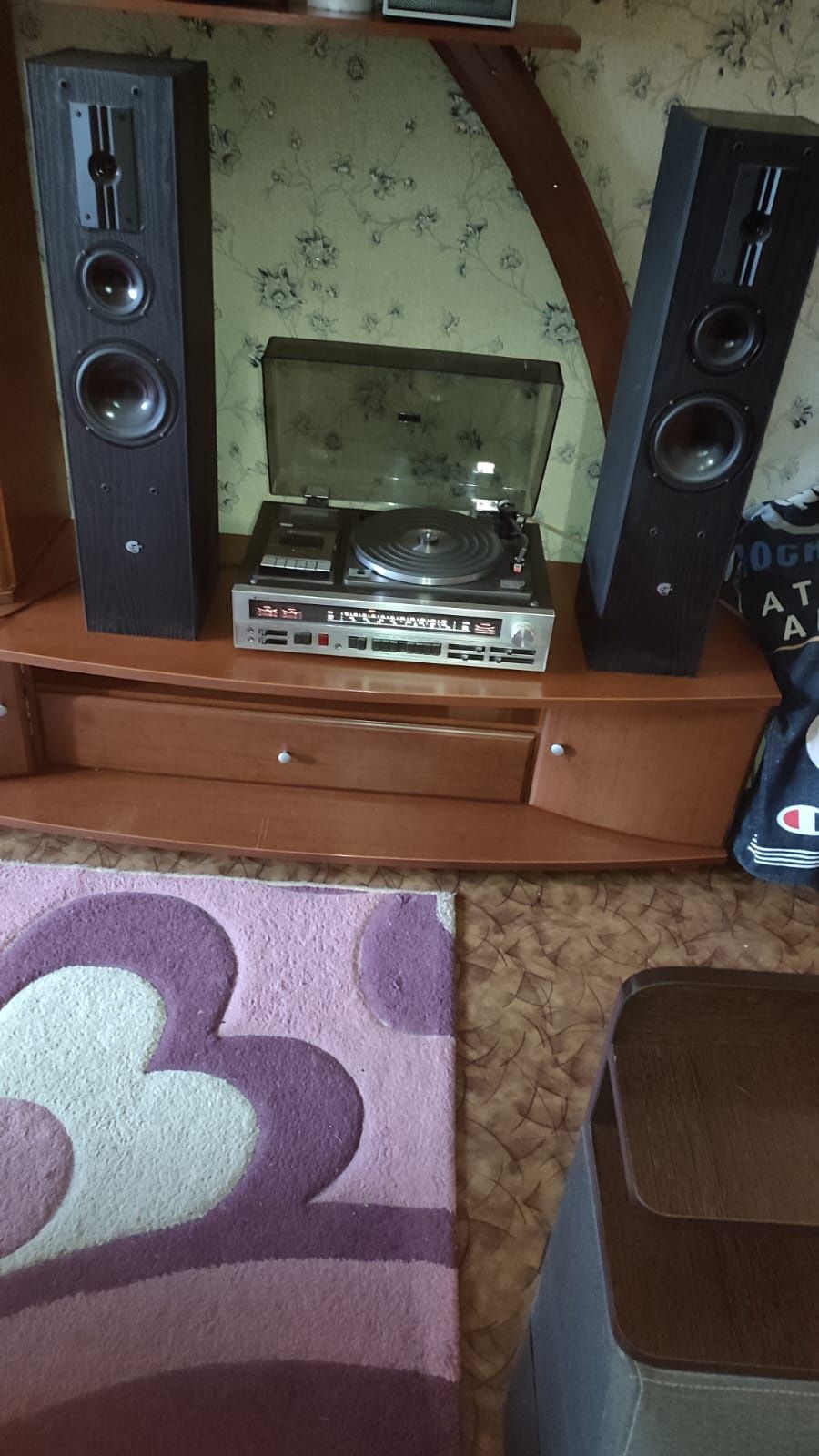 Продаю винтажную магнитолу Sanyo и немецкие столбы  CAT LEB