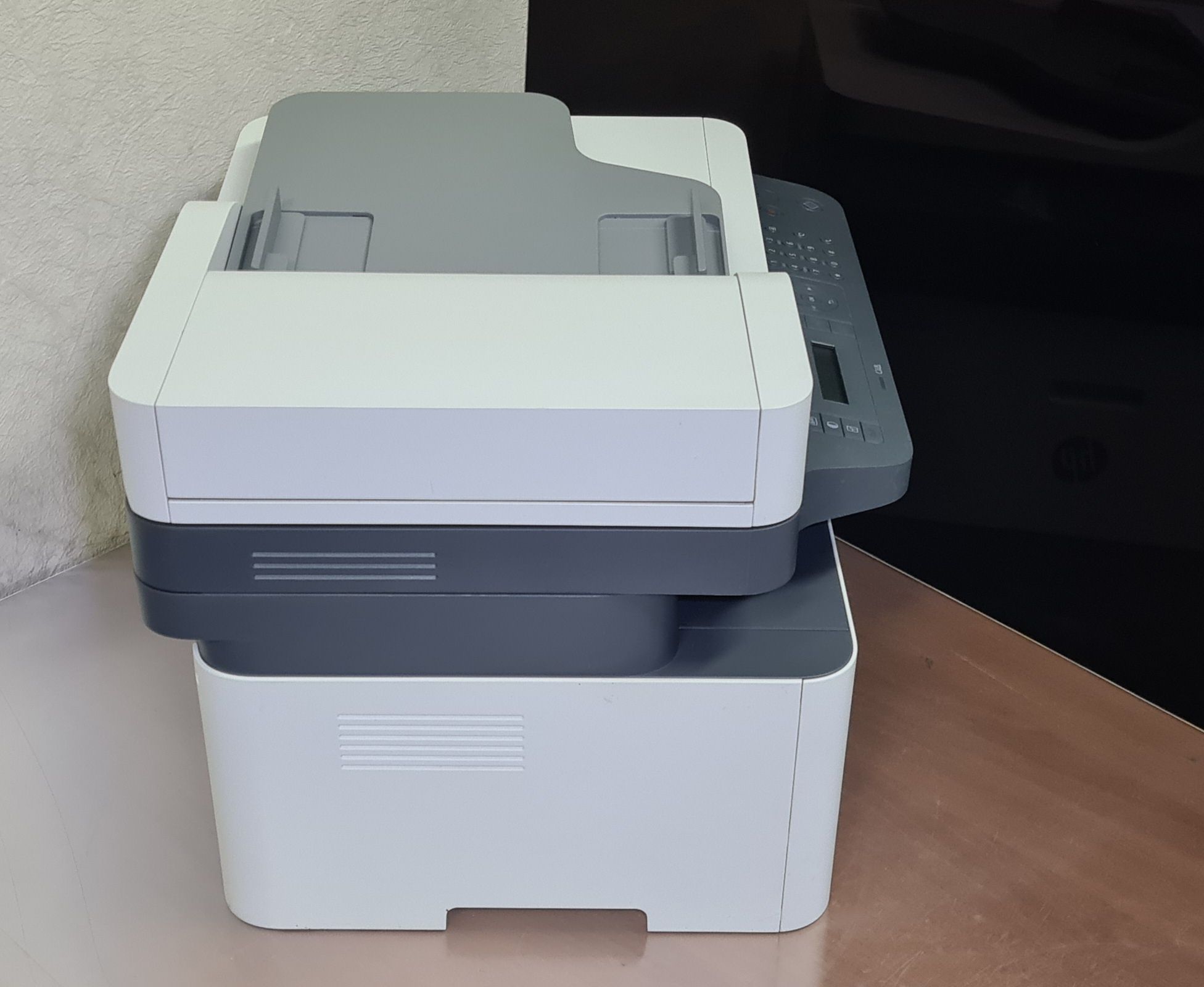 Продаю черно-белый лазерный принтер 3в1 Мфу HP137fnw c WI-FI
