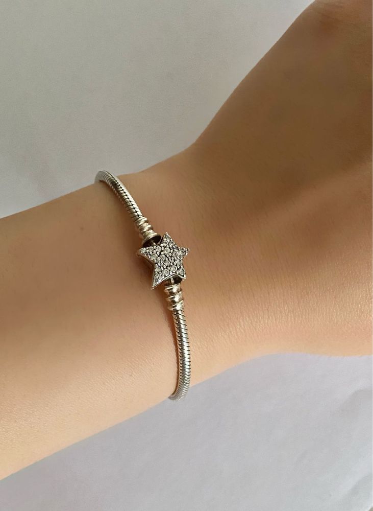Продаю браслет Pandora в серебряном цвете.