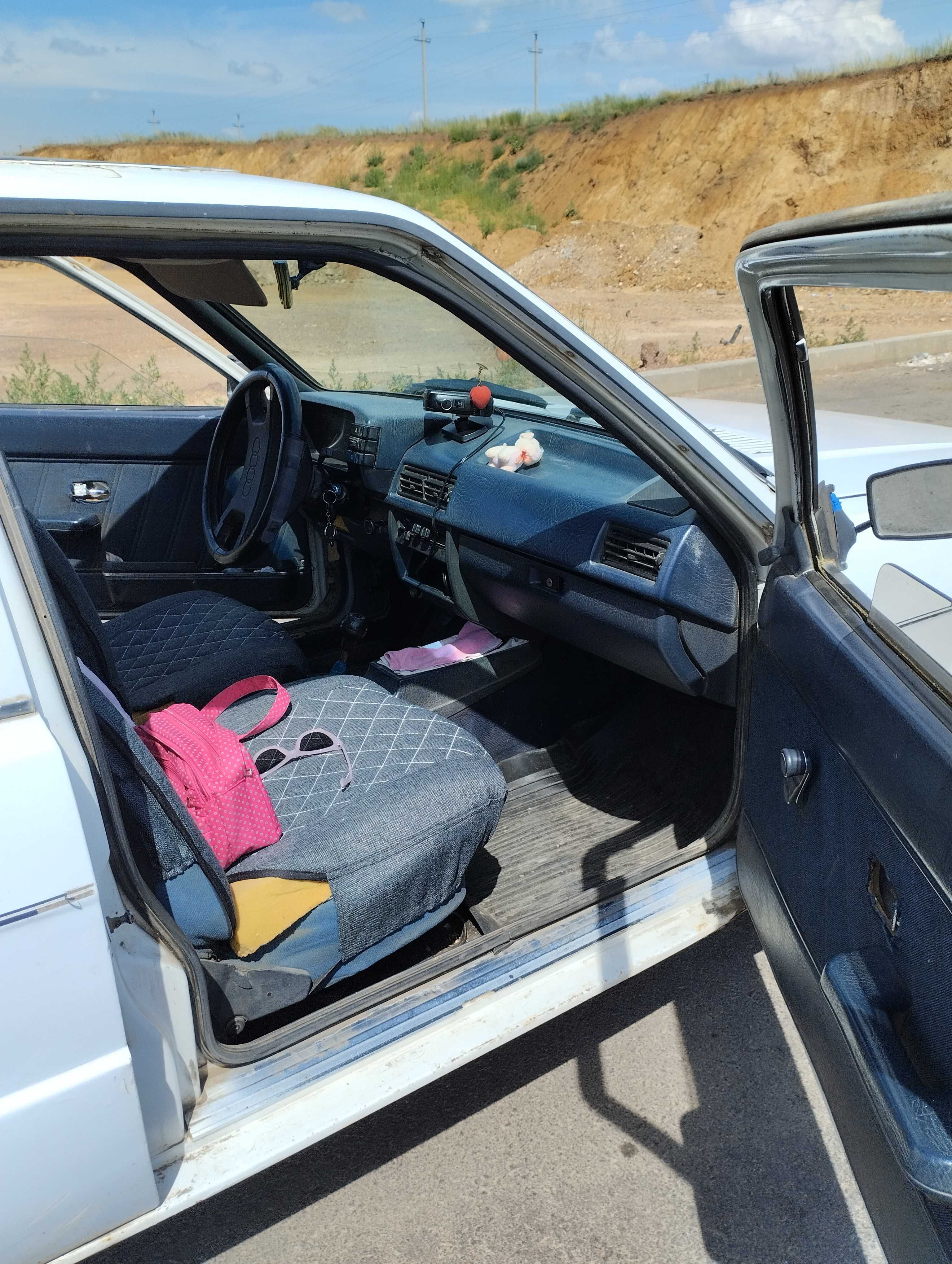 Автомобиль AUDI 80 b2