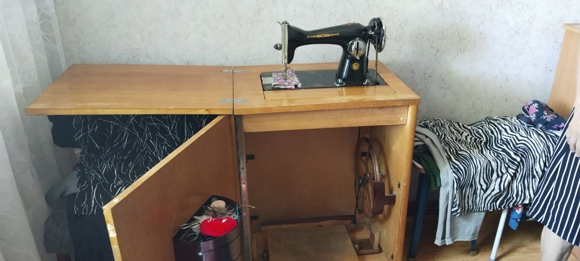 Продам  рабочую швейную  машинку ссср