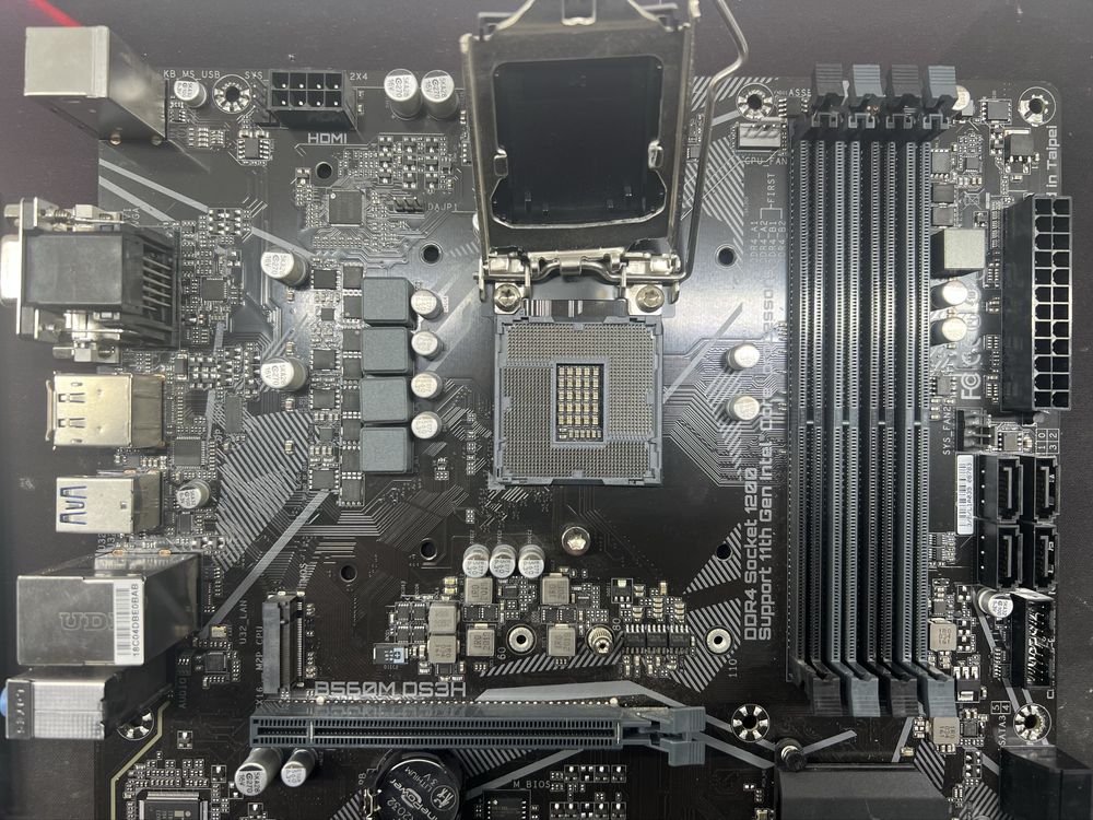 Материнская плата LGA1200 Gigabyte B560M DS3H видеальном состоянии