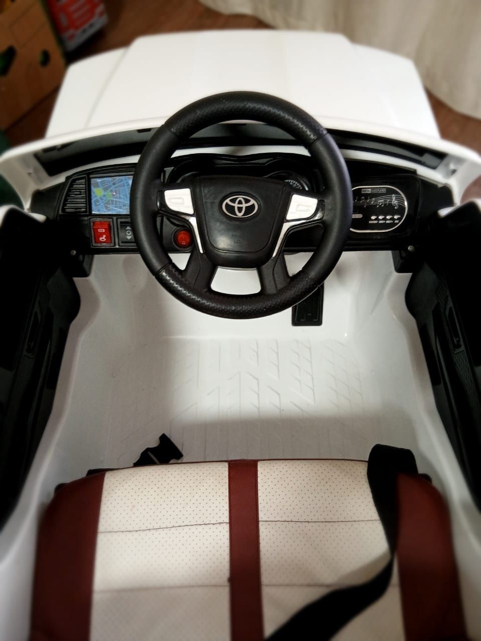 Детский электромобиль Toyota 200 189 белый