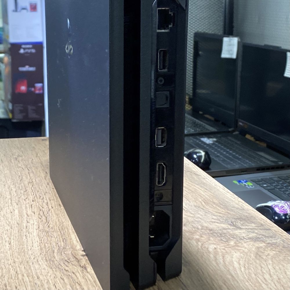 Sony PlayStation 4 Pro, 1 tb, 2 джойстика, версия 12.00, 9933/A10