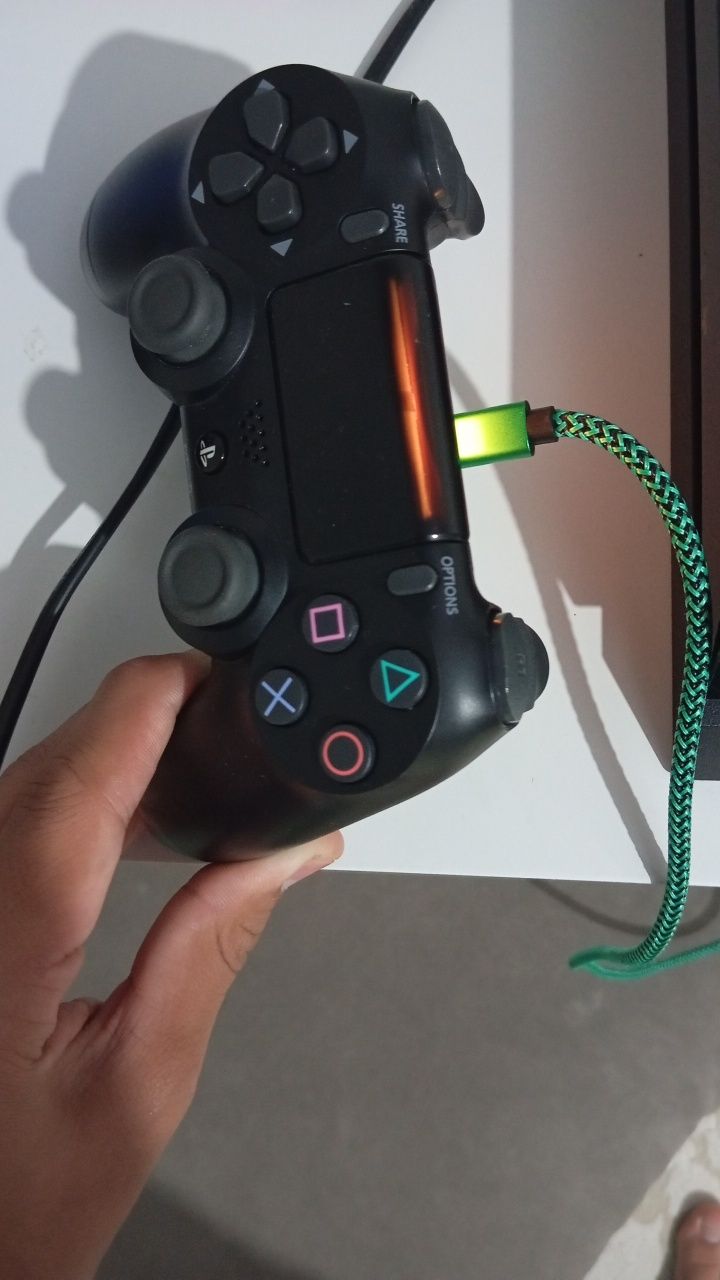 Продам PlayStation 4