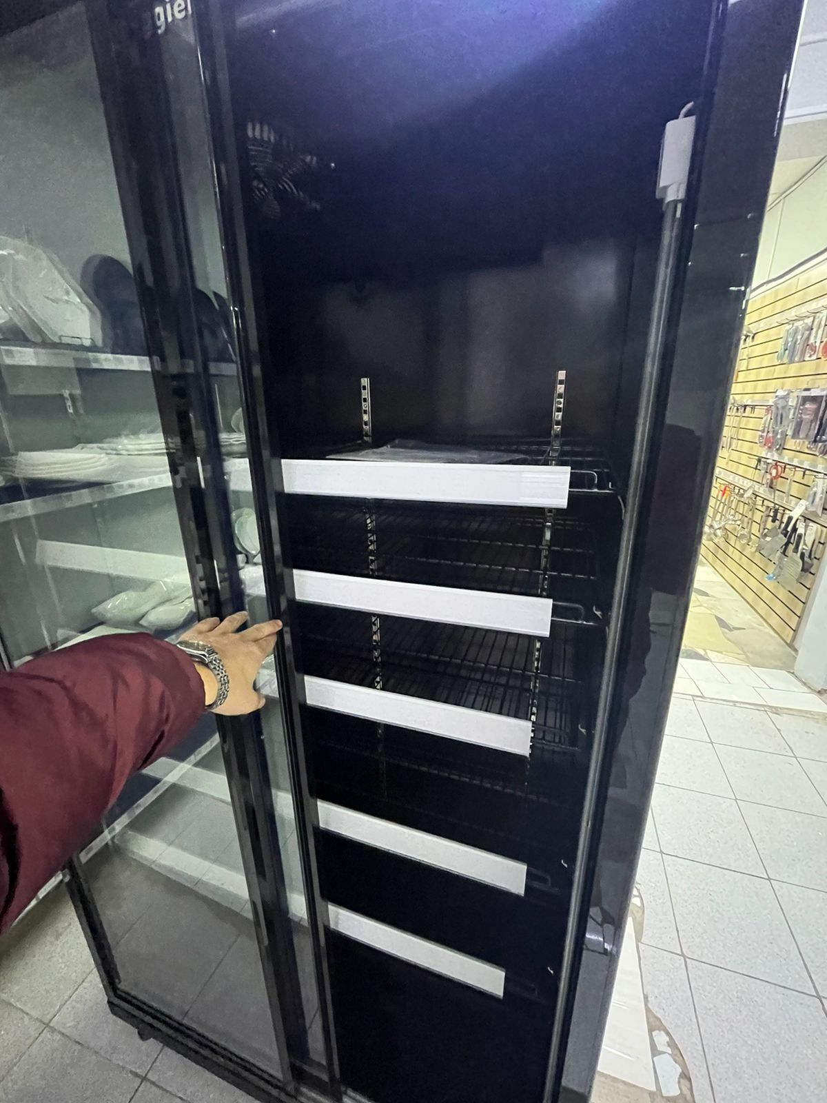 Холодильная витрина магазина кафе новая Астана