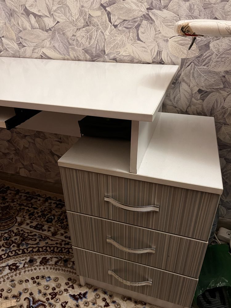 Срочно продаю две кровати б/у, стол письменный (компьютерный)