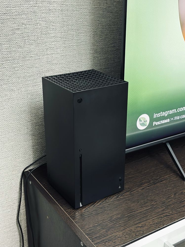 Xbox series X 1tb 2 джойстика
