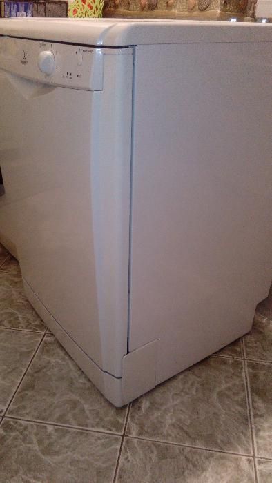 Посудомоечная Indesit.