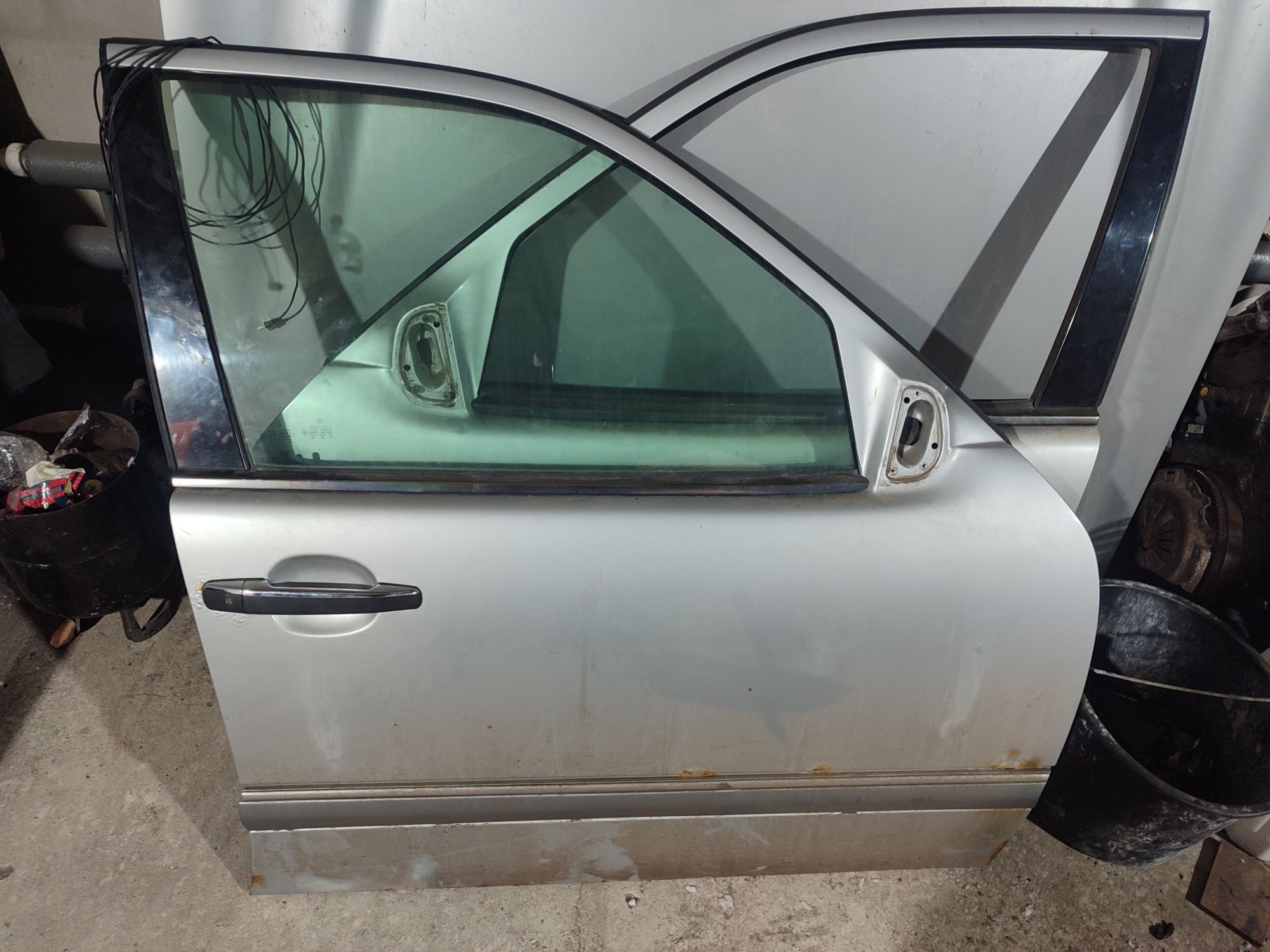 Задний лобовой на Мерседес W210 боковой стекло