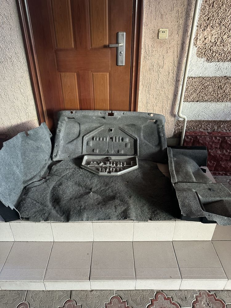 Продам комплект обшивок багажника на Бмв Е34