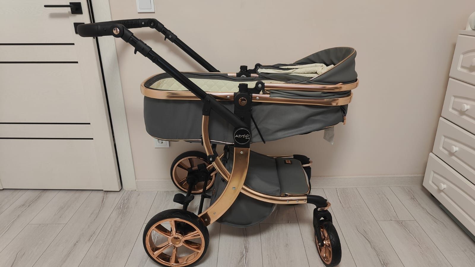 Продам коляску Aimeli с автолюлькой и сумкой