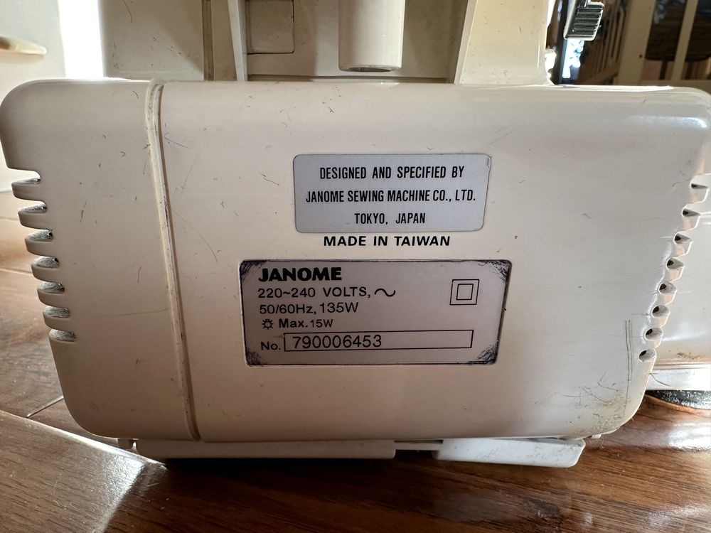 Оверлок Janome (made in Taiwan)