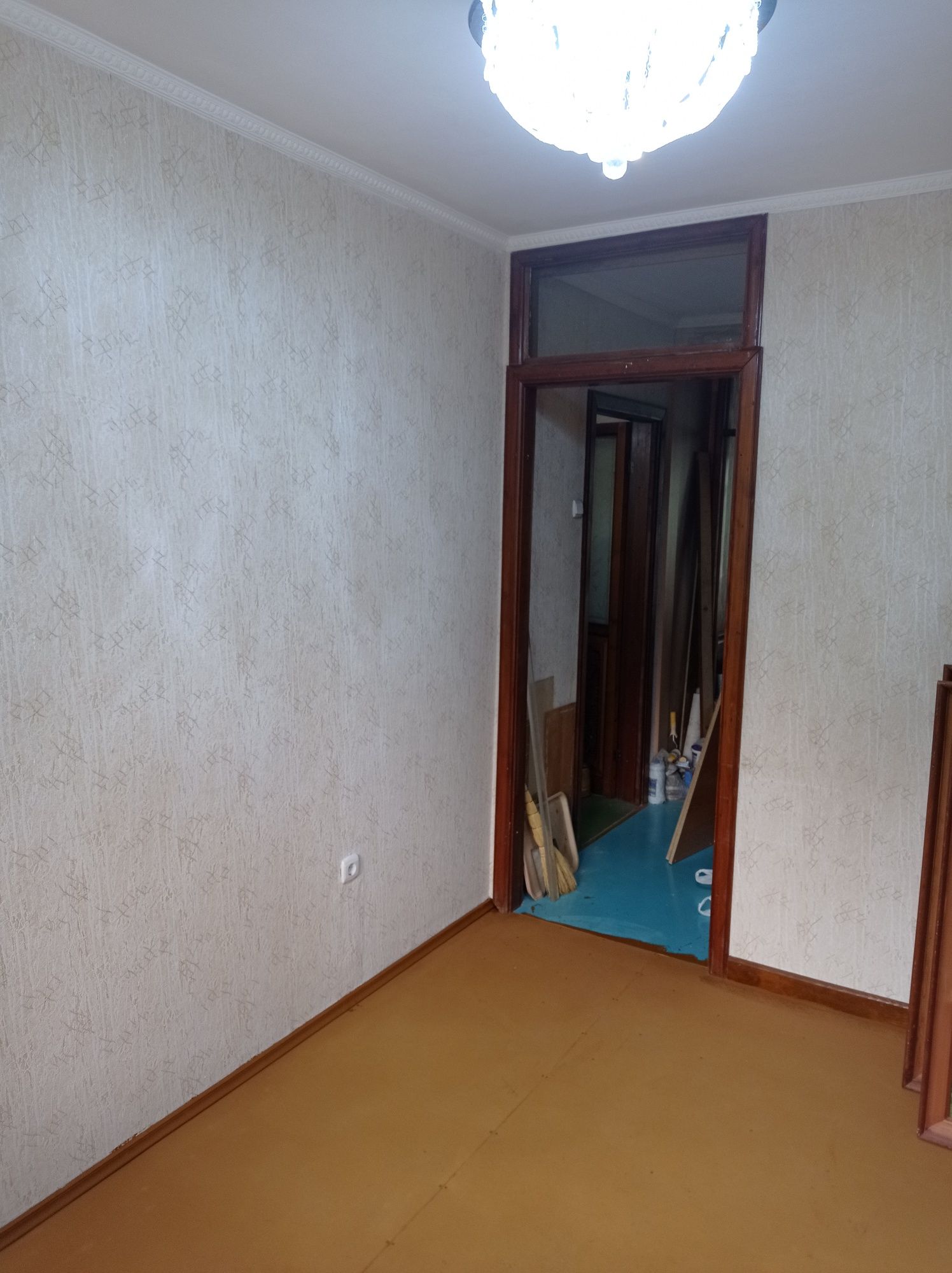 Продам квартиру трехкомнатную