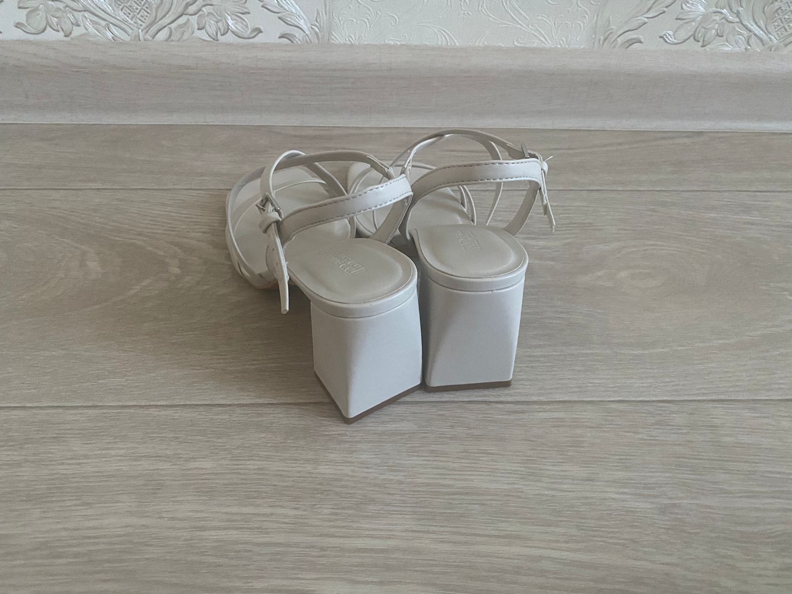 Продам 4 пары обуви 37 размера
