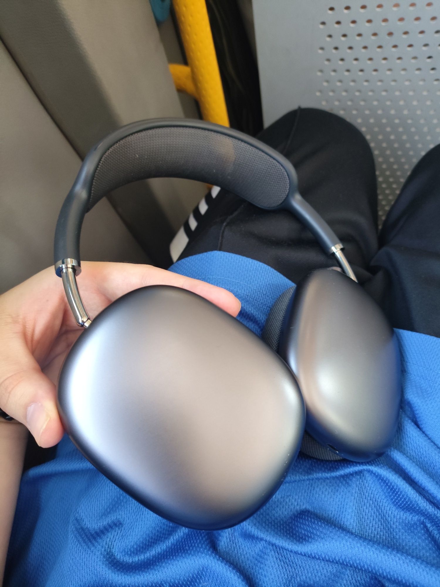 Air Pods Max серый.