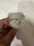 Airpods 1 поколения.