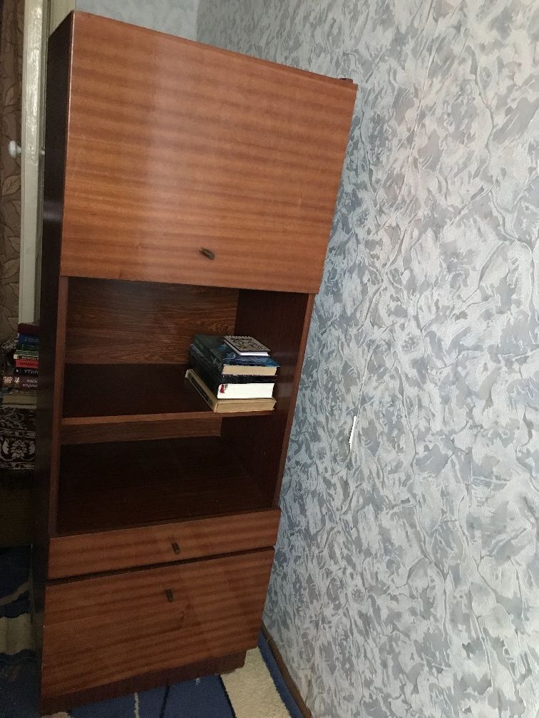 Шкаф и тумбочки, люстры