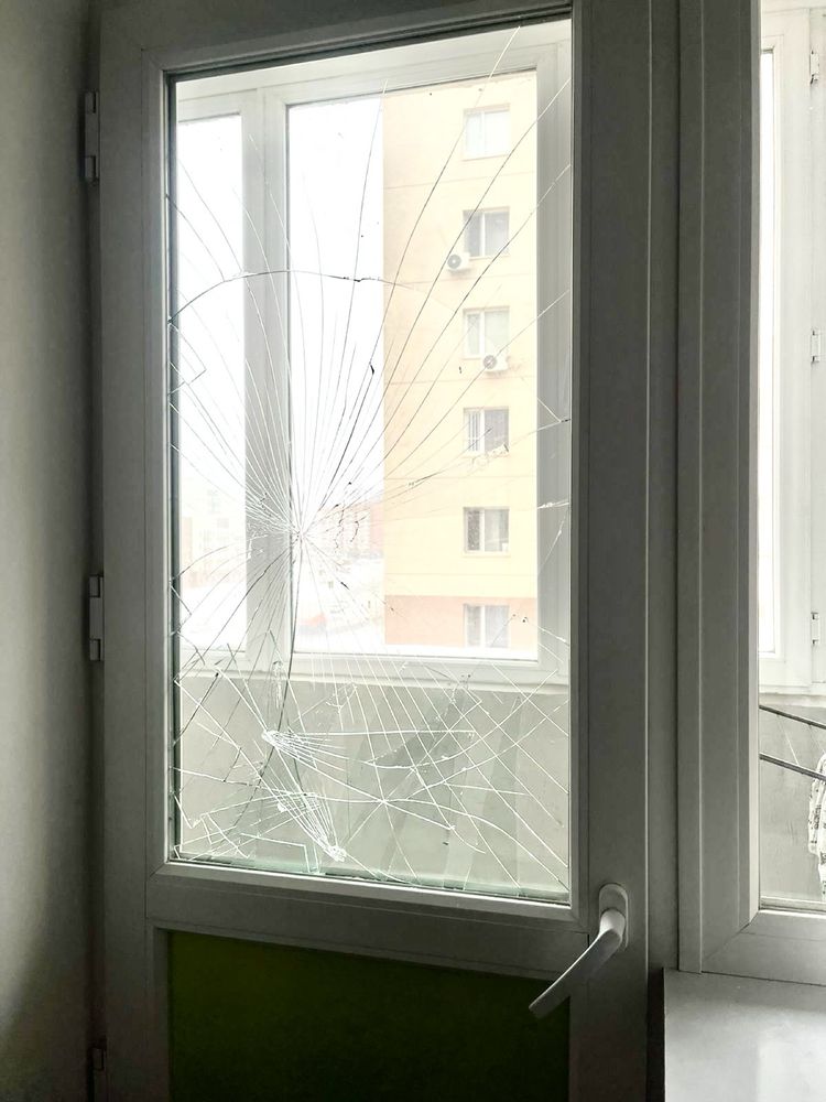 Замена стеклопакетов, разбитых и запотевших окон