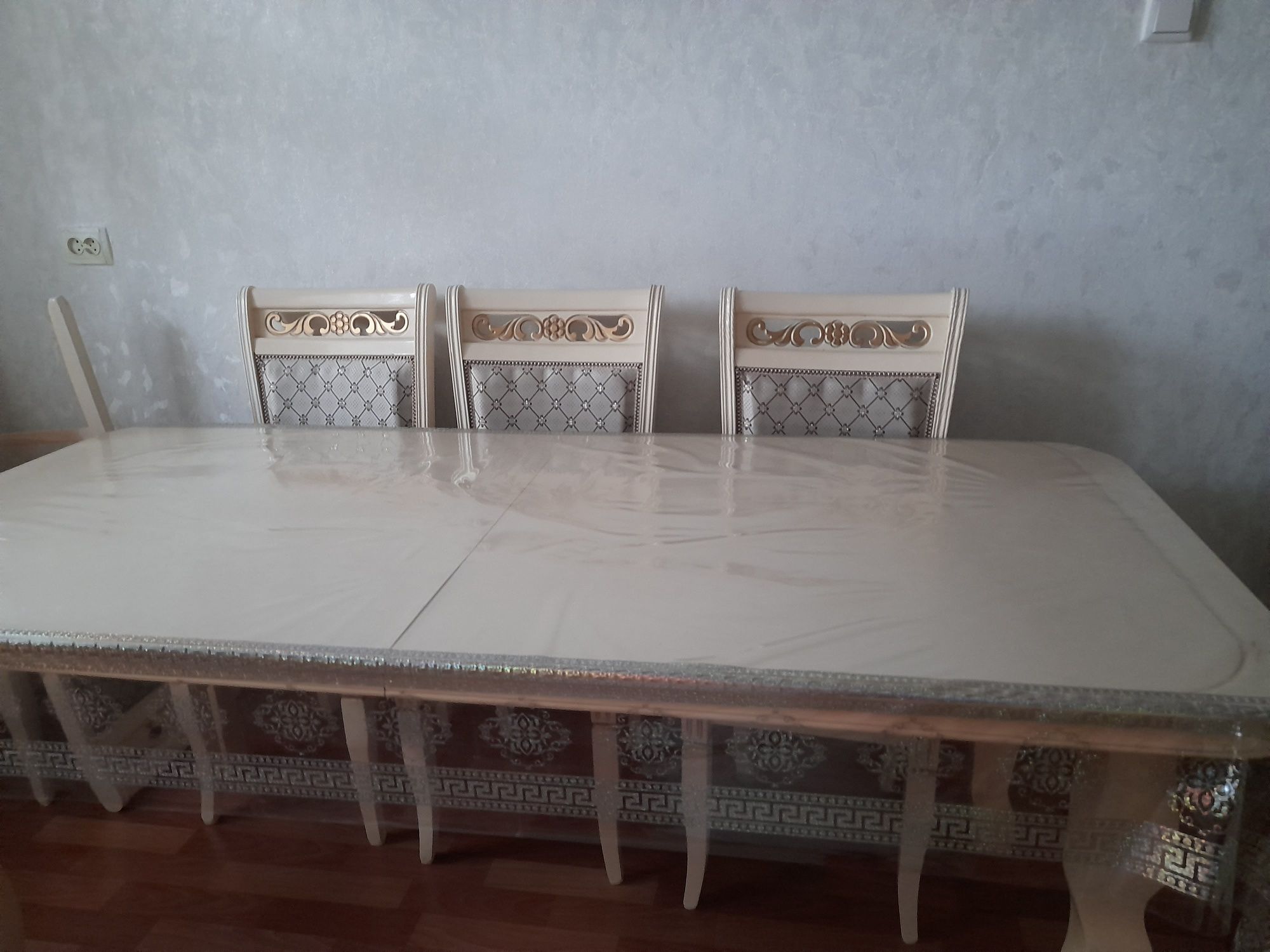 Продаётся овальный стол для гостиной