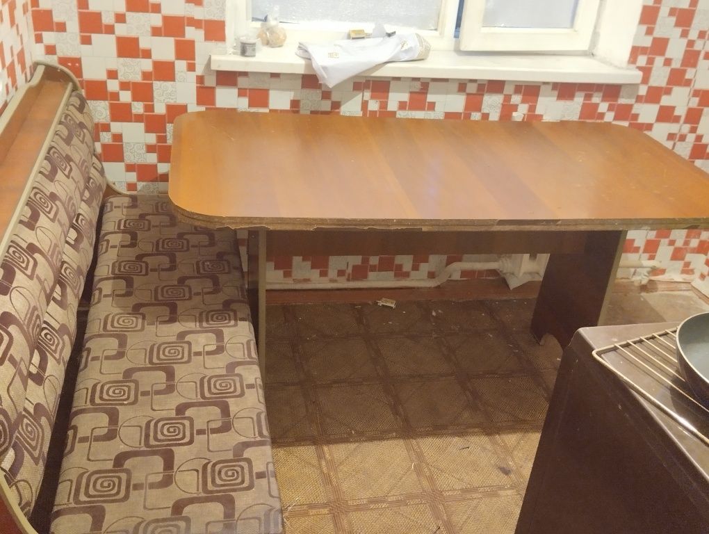 Стол орындыгымен сатылады