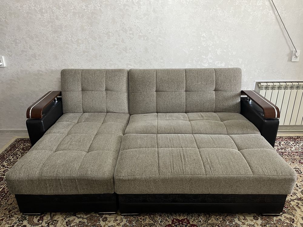 Диван серый.