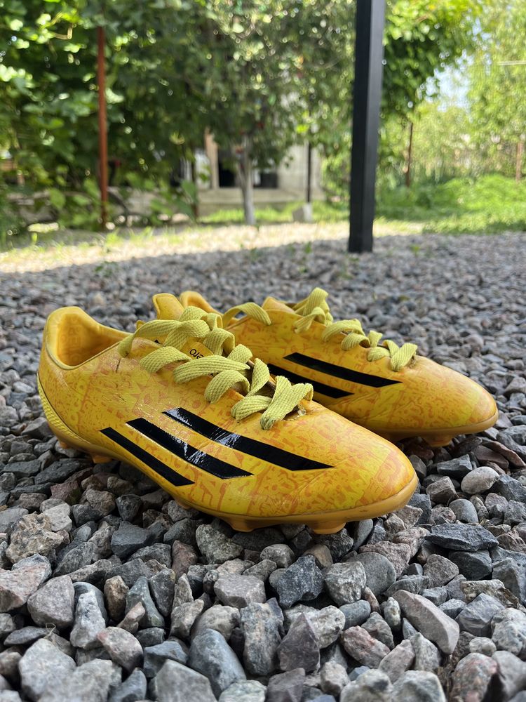 Продам оригинальные бутсы и сороножки