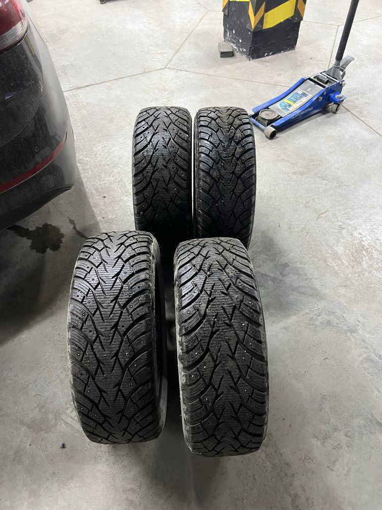 Продам комплект зимних шин 205/55/16