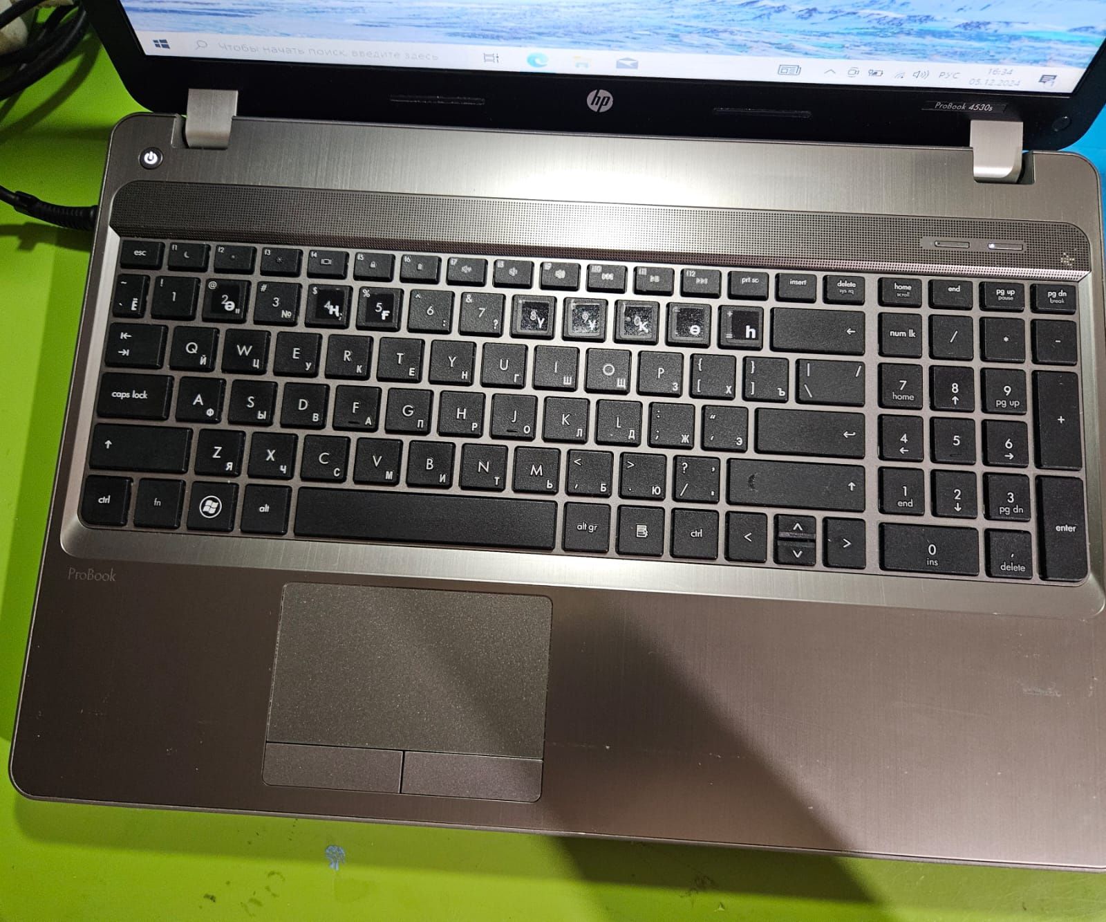 Ноутбук HP с SSD новая windows 10,летает.