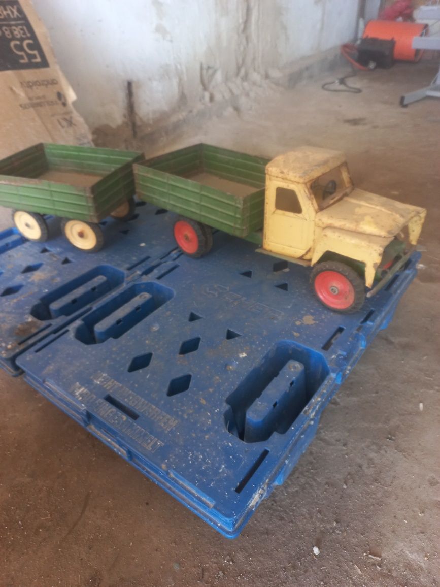 продам железную машинку из детства
