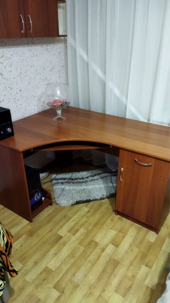 Продам компьютерный стол и навесную тумбочку.