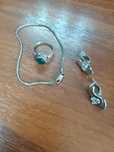 Продам серебреные сережки, кольцо и браслет