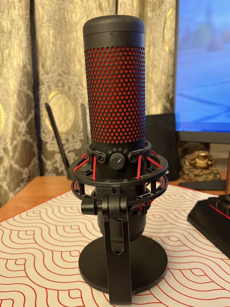 продаю микрофон HYPER x quadqast x