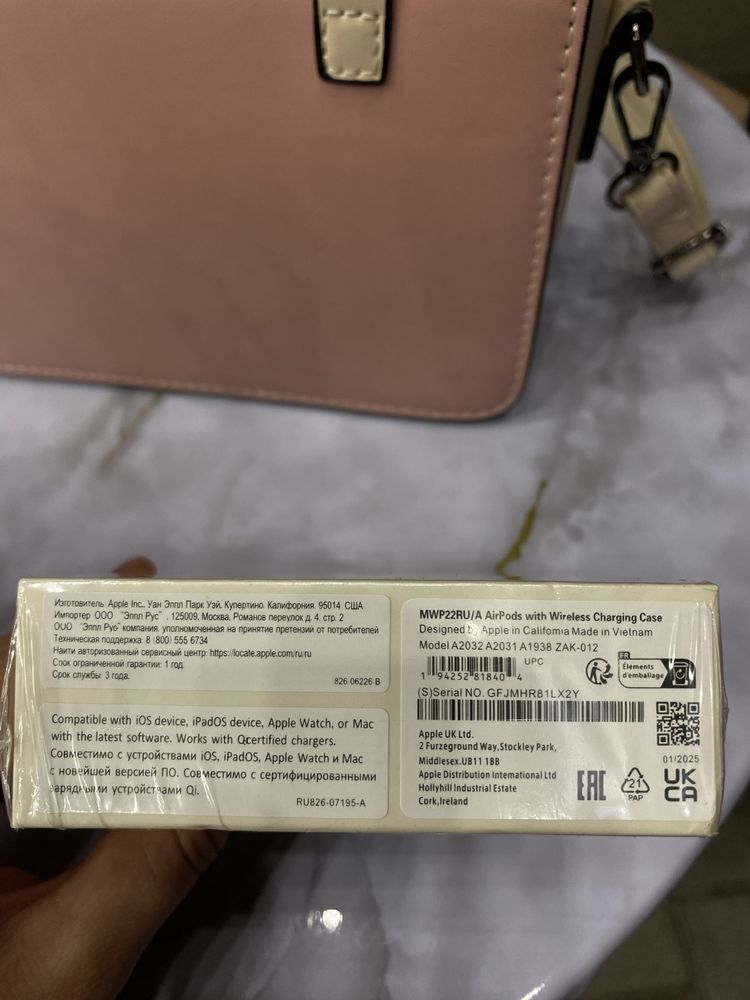 Наушники Apple AirPods with Wireless Charging Case белый
