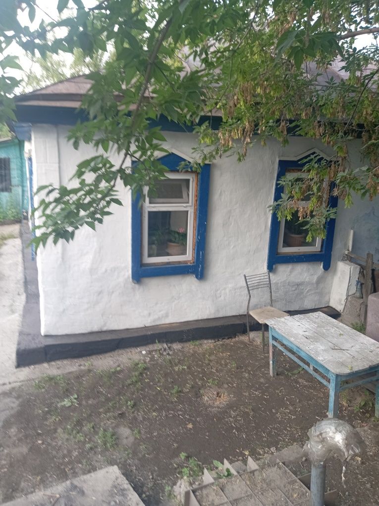 Продам дом на 2 хозяина вход  ограда отдельно.