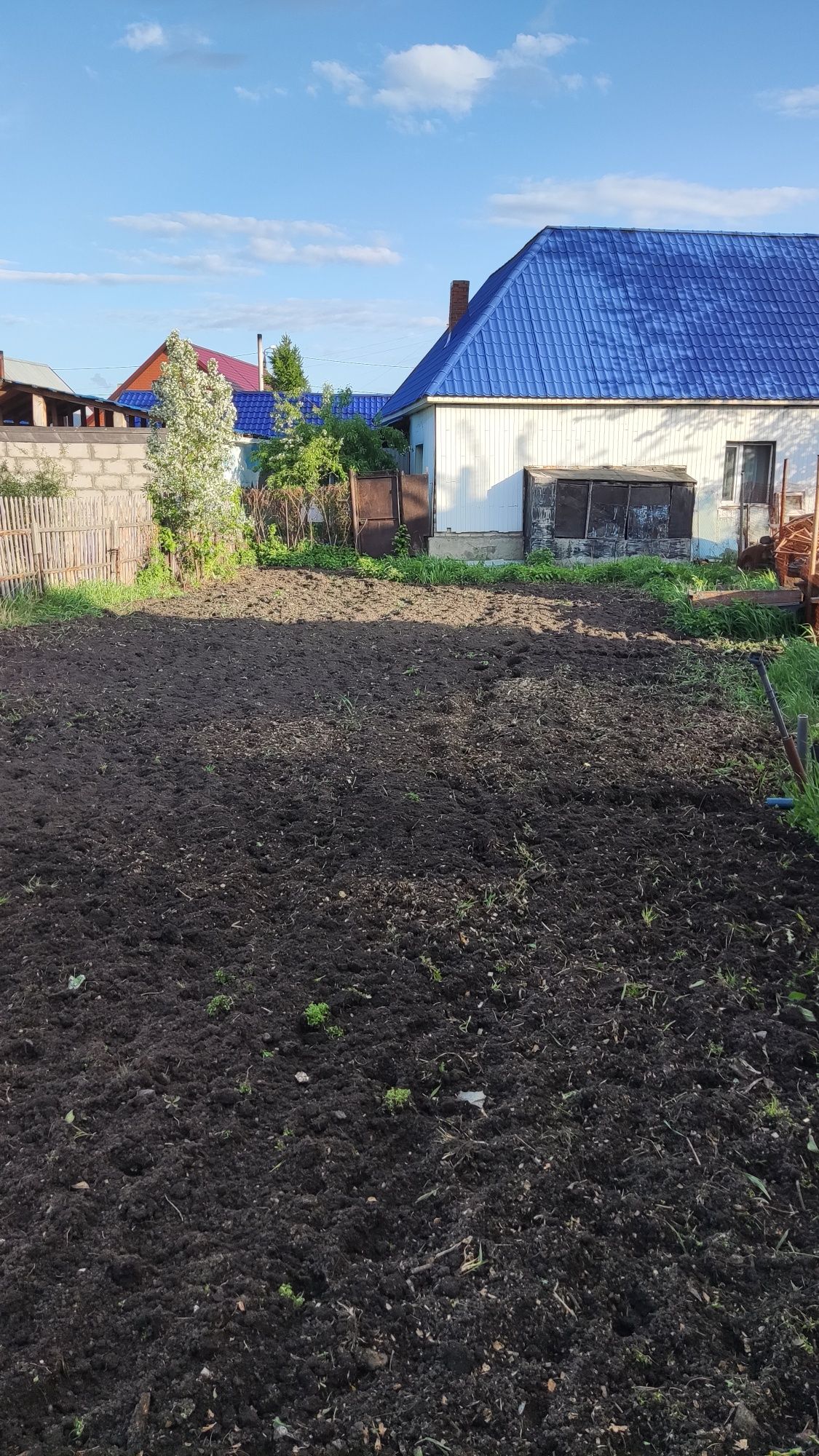 Продам 2 комнатный дом в районе 17 школы, с центральным отоплением .