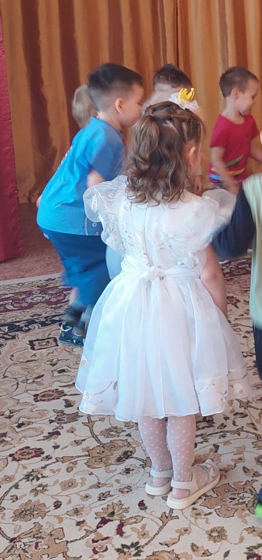 Красивое платье на 5-6 лет